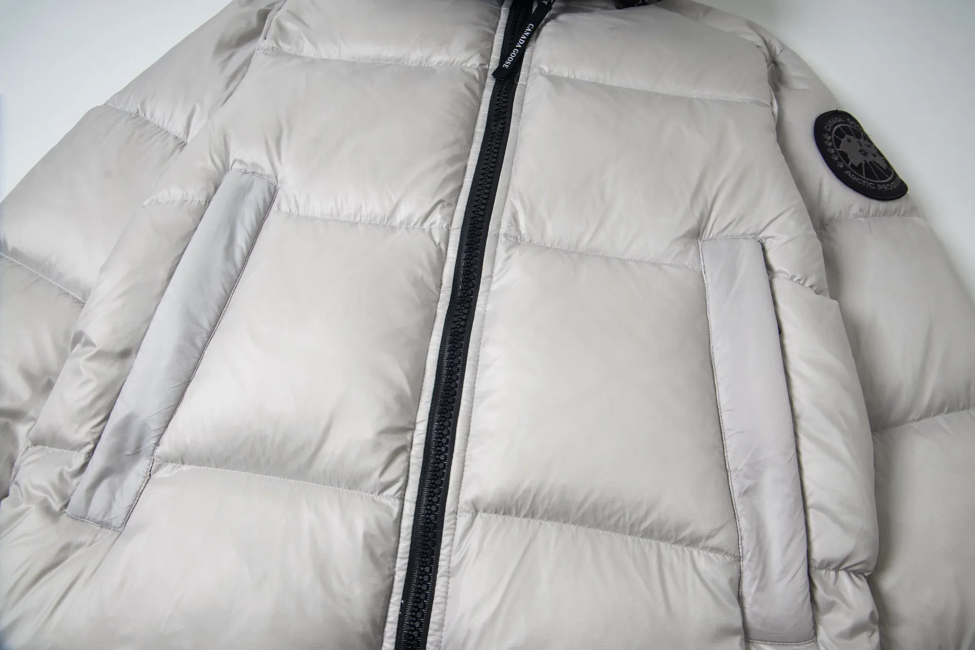 P780 Canada Goose New Puff Couple Style Hooded Down Jacket 1️⃣The fabric is made of recycled Feather-Light tear-resistant fabric, which is ultra-light and has no weight-bearing feeling on the upper body. The unique black label highlights the temperament. The interior is filled with white duck down, making the upper body very light and comfortable! 2️⃣It is very youthful and energetic, and can be easily worn by both men and women. It is very in line with the fashion aesthetic concepts of today's young people! 3️⃣ A full set of customized accessories, complete with three standards, same style for men and women, a must-have for couples. Size: S-XXL